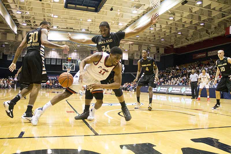 Pryor in  action against Oakland during the 2015-2016 season