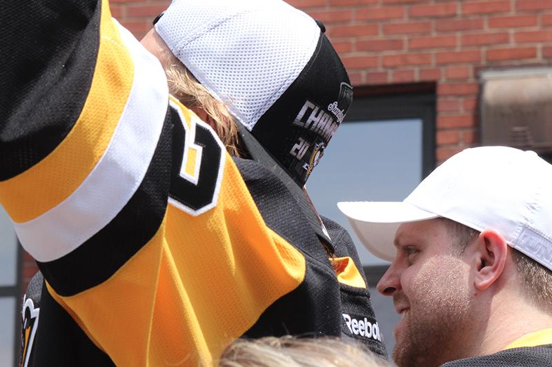 Carl Hagelin (62) yells to the crowd as Phil Kessel looks on.