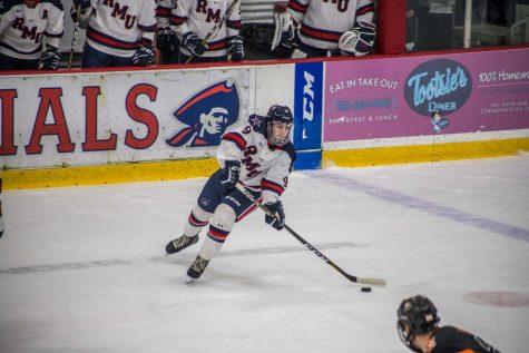 Men’s hockey comeback falls short as Sacred Heart takes game two