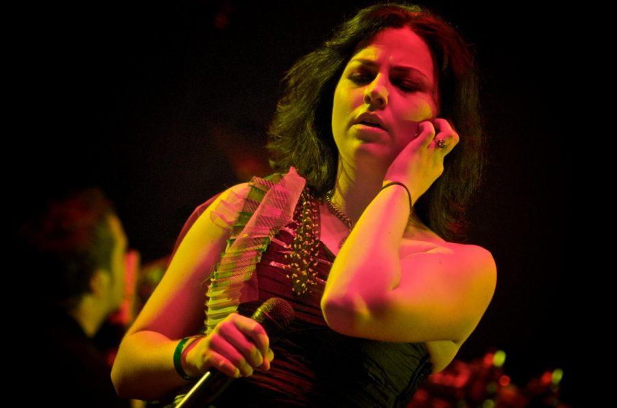 Amy Lee singing at the Maquinária Festival.