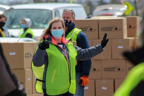 A volunteer manages her line, coordinating with the group to keep the flow of traffic smooth. Moon Township, PA. April 22, 2020. RMU Sentry Media/Garret Roberts 