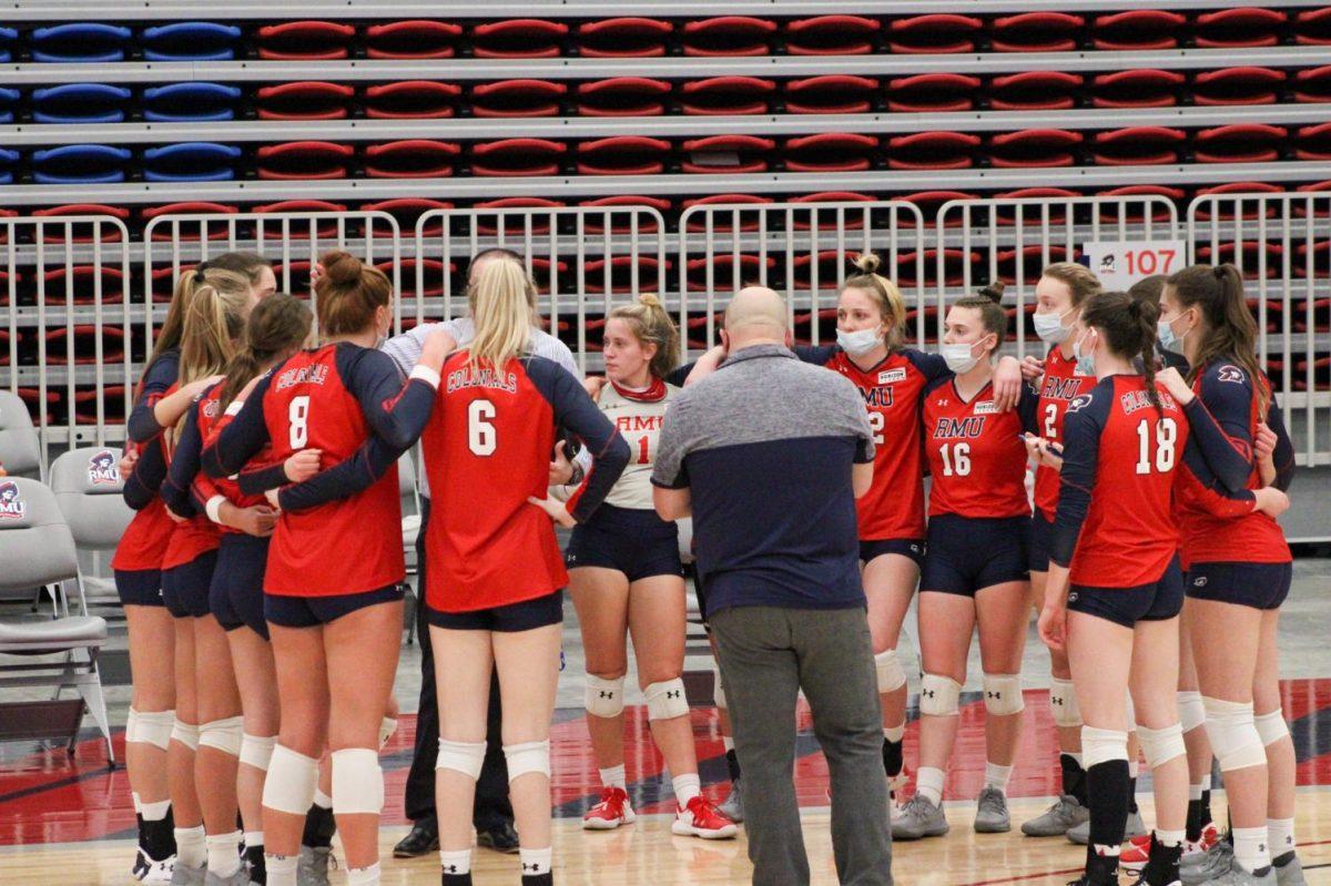 RMU+Volleyball+huddles+before+their+match+against+Northern+Kentucky.