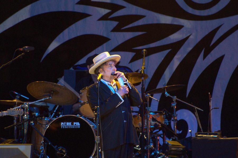 Bob+Dylan+performing+in+London+in+2011.