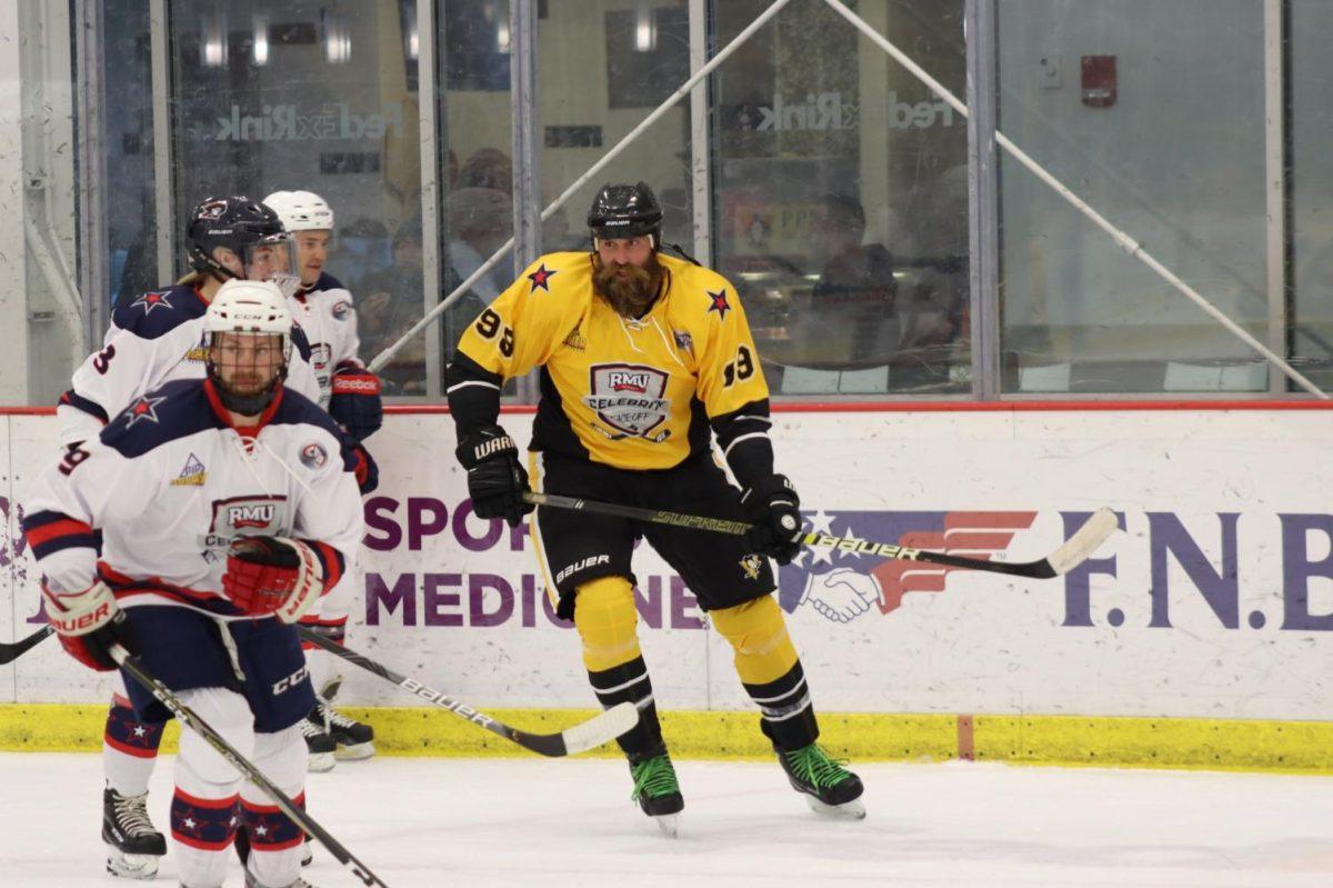 Former+Steeler+Brett+Keisel+skates+against+RMU+alumni+in+the+RMU+Celebrity+Hockey+Game.+Photo+credit%3A+Ethan+Morrison