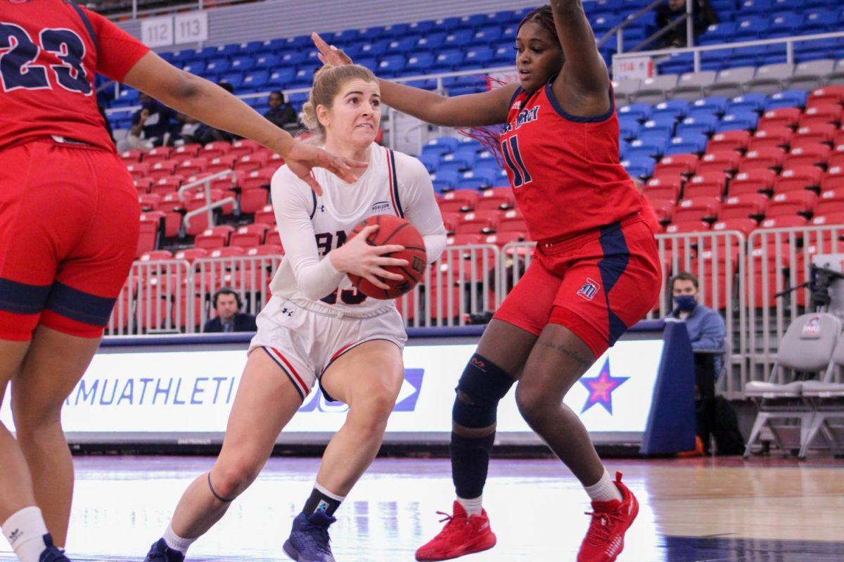 Ashya Klopfenstein drives against Daija Moses of Detroit Mercy. Photo credit: Tyler Gallo