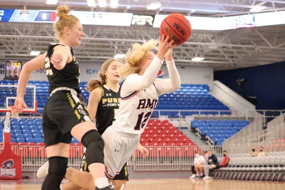 Nina Augustin drives to the hoop in Saturdays win over Purdue Fort Wayne. Photo credit: Ethan Morrison