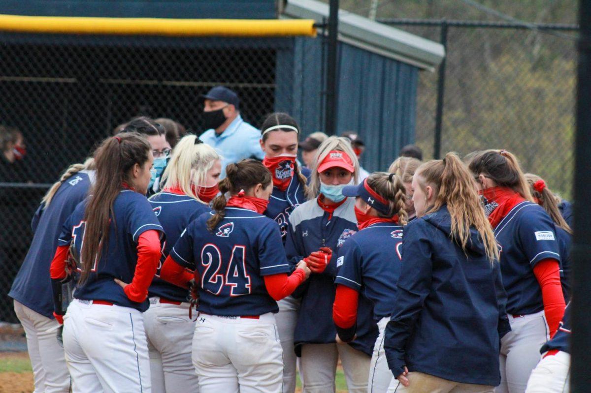 Softball+gathers+before+their+game+against+Youngstown+State.+Photo+Credit%3A+Ethan+Morrison