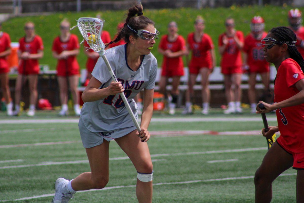 Julia Davies looks to weave around Aryss Lindsey of Youngstown State. Photo credit: Tyler Gallo