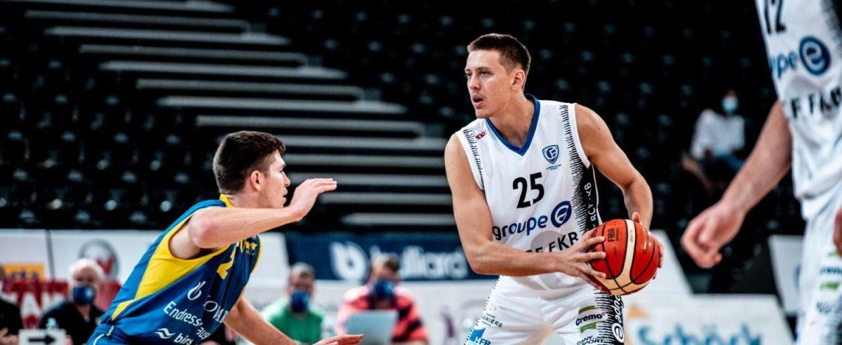 Martina (right) looks for a pass when on the Freiburg Olympic