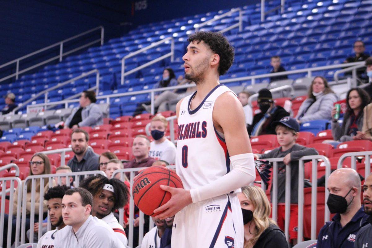 Kam Farris looks to inbound the ball in a game vs Detroit Mercy on February 9, 2022 Photo credit: Tyler Gallo