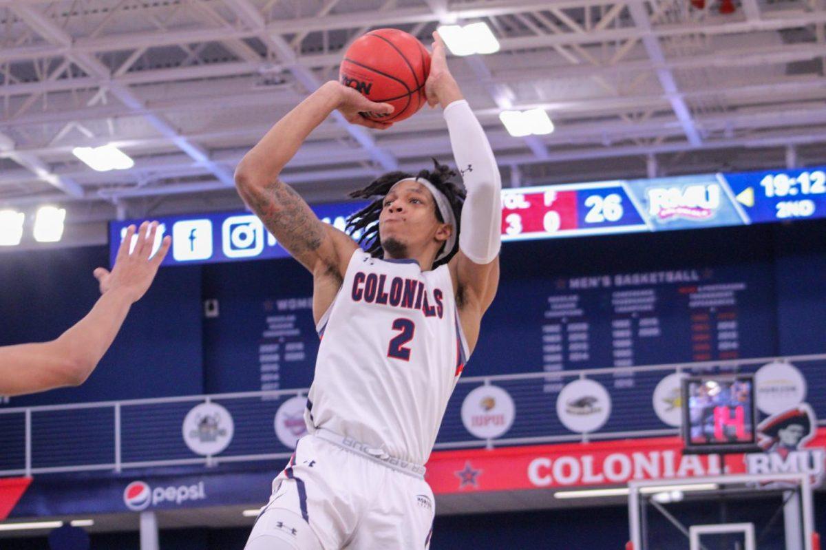 Kahliel Spear pulls up for a jumpshot in their game against Wright State on January 29, 2022 Photo credit: Tyler Gallo