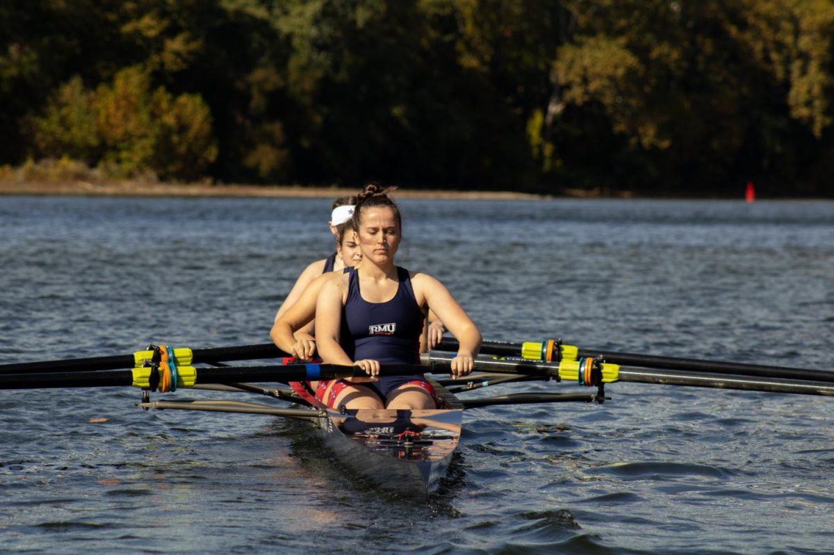 Robert Morris Varsity 4 rowing on the Ohio River during the 2022 Yinzer Cup at the Midge McPhail Boathouse. 