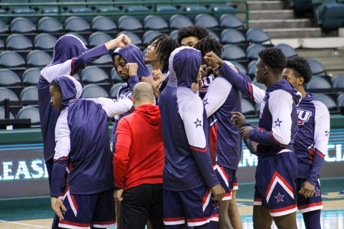 The team huddles before their game at Cleveland State Photo credit: Tyler Gallo