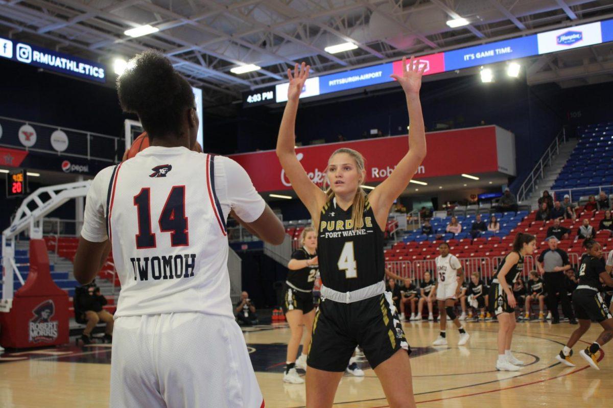 Rebbecca Dwomoh looks to inbound in the 52-41 loss to Purdue Fort Wayne Photo credit: Alec Miller