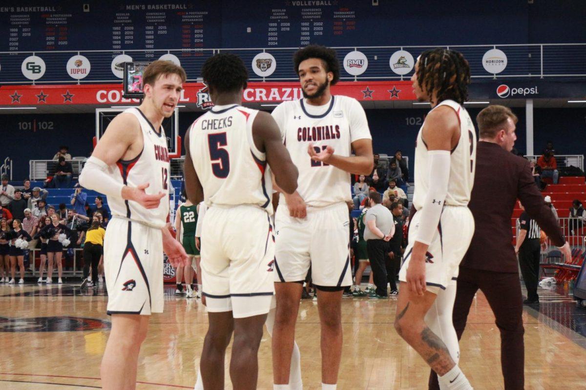 The team huddles in their 82-67 loss to Wright State Photo credit: Hope Beatty