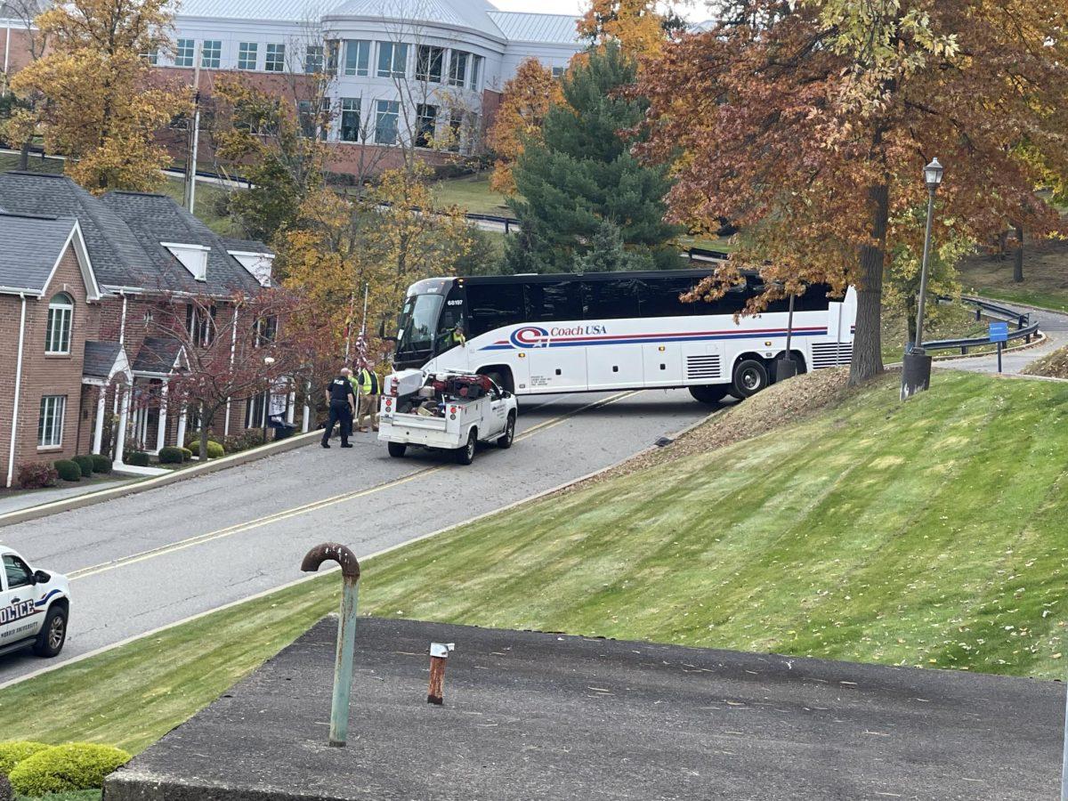 Coach Bus Gets Stuck on Colonial Way